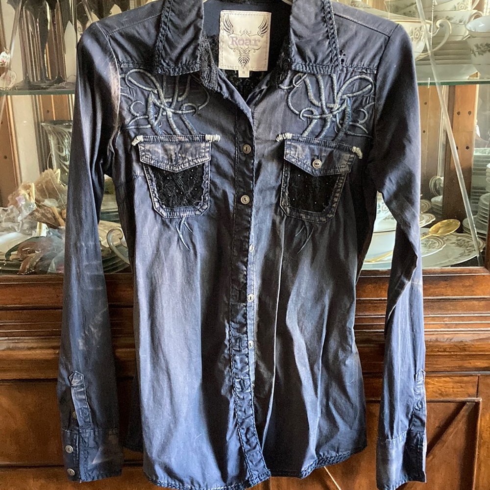 Roar long sleeve shirt